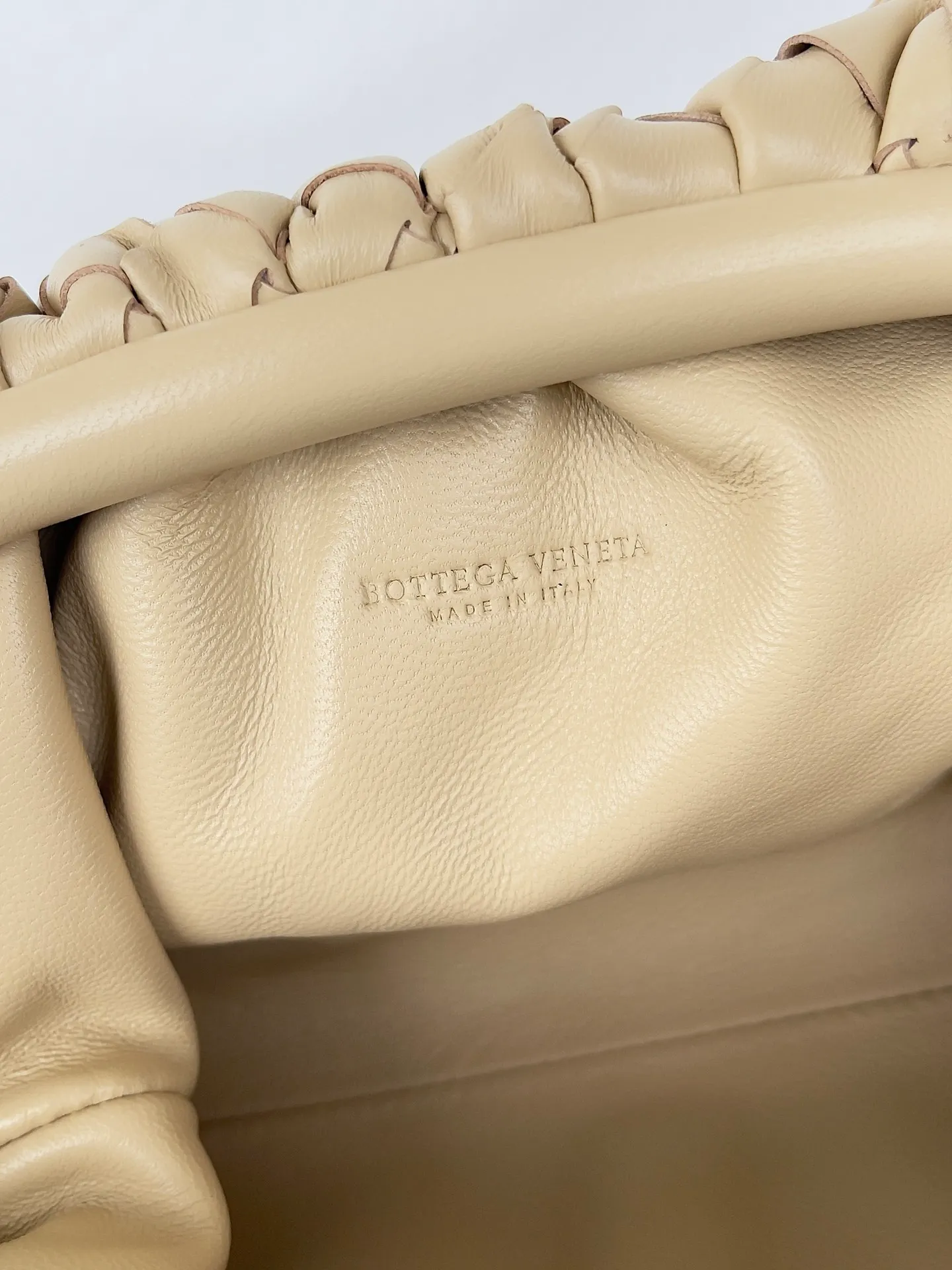 Batch 1260, ready to ship 𝗕𝗼𝘁𝘁𝗲𝗴𝗮 𝗩𝗲𝗻𝗲𝘁𝗮—[The pouch] King fried small size, beautiful, playful and cute , the imported sheepskin is very soft and comfortable, with a bit of a naughty and cool style, it will become your favorite in seconds. The small size can be held in hand or cross-body, so hurry up and get it❤️‍🔥❤️‍🔥 Color: Oatmeal Color: Size: 22*12*7